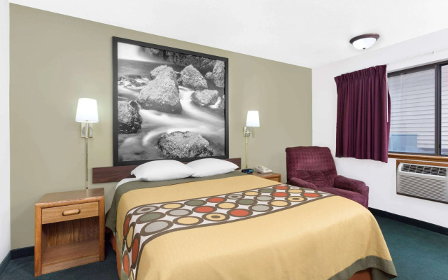 Super 8 by Wyndham Antigo
