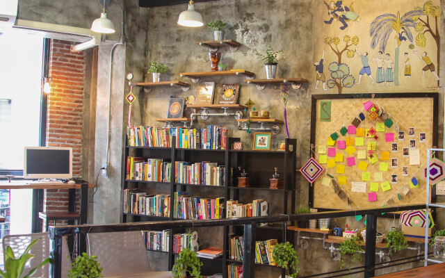 Thonglor Travellers Hostel & Cafe