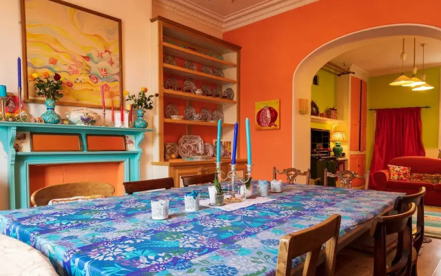 Artsy 5-bed House w/ Garden