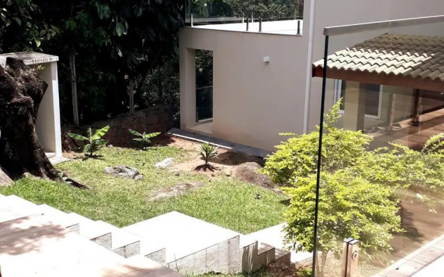 Casa com varanda, ar condicionado pet friendly