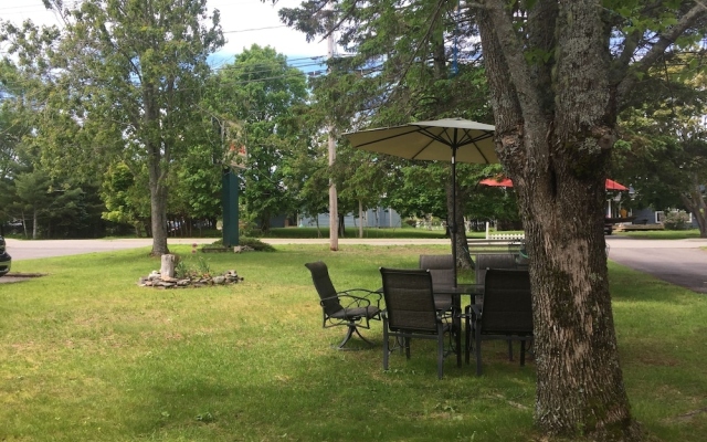 Greenside motel