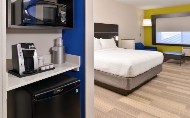 Holiday Inn Express & Suites Kansas City - Lee's Summit, an IHG Hotel