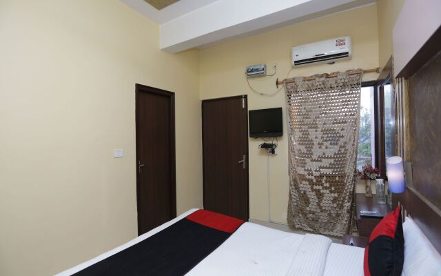 OYO 12221 Hotel M house