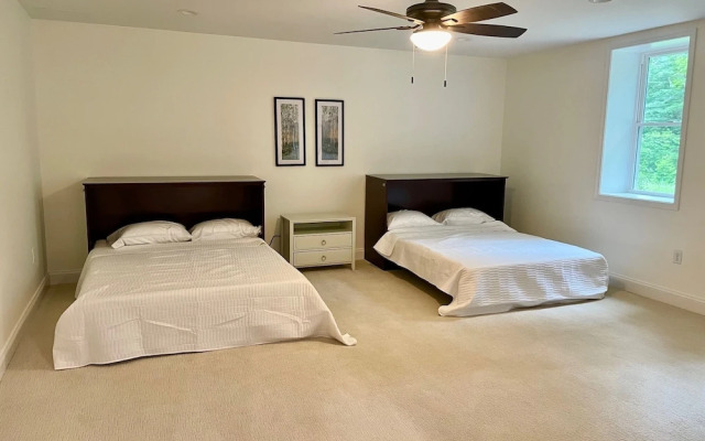 Woodhaven: Your Serene Countryside Escape 5 Bedroom Farmhouse by RedAwning