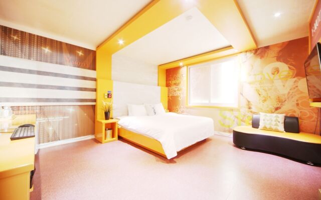 Rhea hotel