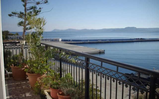 Anna in front of the sea Apartment