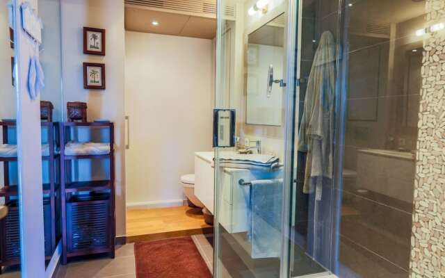 Vue Magenta AP4188 by Riviera Holiday Homes