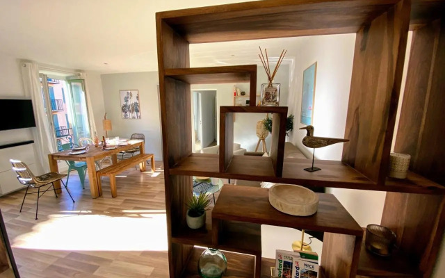 Sunny and calm 2 bed apartment place du Pin