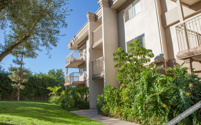 Toluca Hills Apartments By Avalon