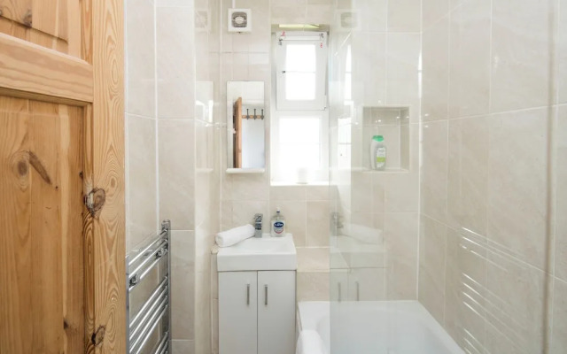 Stylish 2BD Flat with Balcony Near Stepney Green