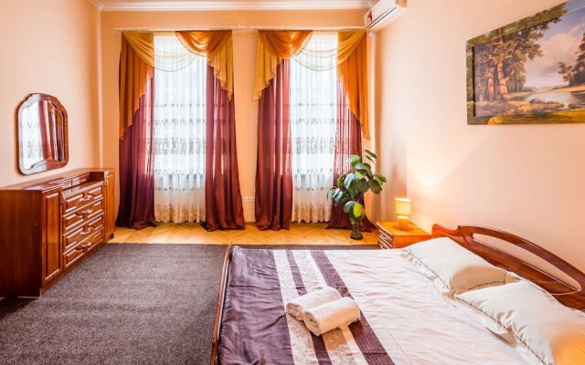 Three rooms in the center on Kulisha