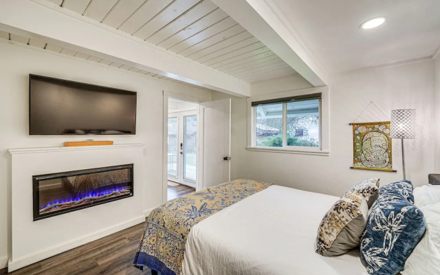 Stylish Bellingham Home w/ Lake + Mountain Views!