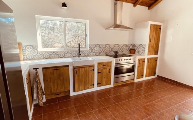 Casa Colinas Roxas by Portucasa