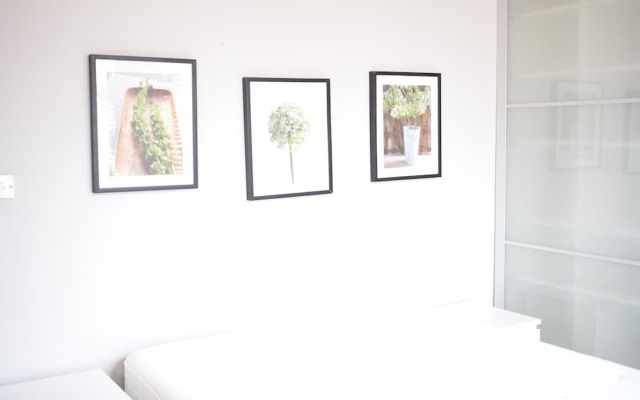 2 Bedroom Apartment With Balcony in Earls Court
