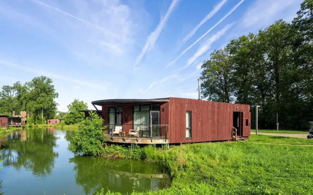 Bungalow With Pool Access