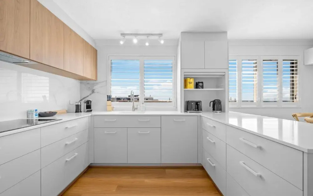 Stylish 4-bed Townhouse With Panoramic Ocean Views