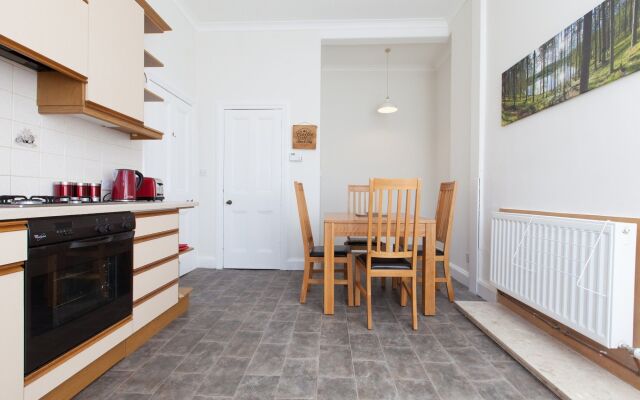 Spacious and Bright Polworth Flat