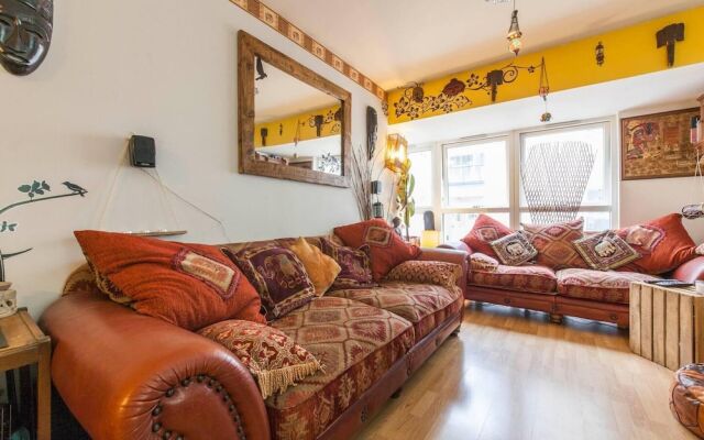 Amazing Riverside Boheme Home in SW London!