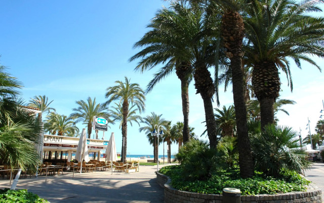 House in front of the beach with sea view