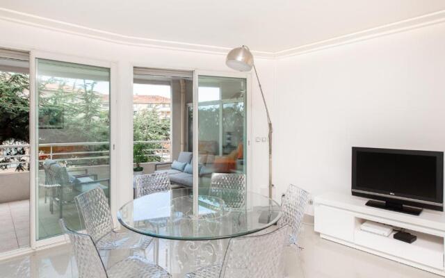 Martinez Hotel Area: Modern 3 Bedrooms W/ Terrace