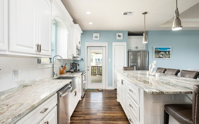 Viewtastic 3 Bedroom Home by RedAwning