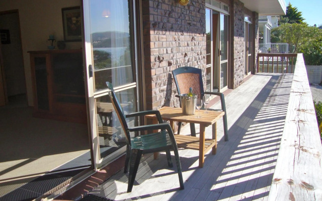The Retreat - Front Beach Bach