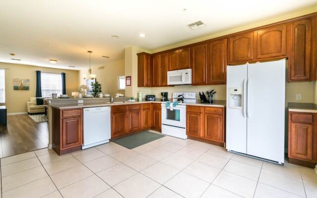 Spacious Vista Cay Townhome Newly Furnished!