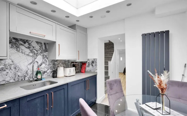 Newly Refurbished 2 Bed Hse Town Centre