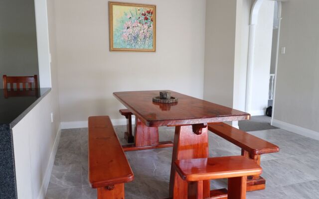 Luxury 3Brm Mannor in Temple View