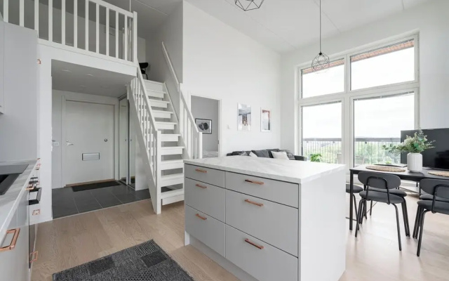 3BR Modern Loft Penthouse with Sauna & Parking