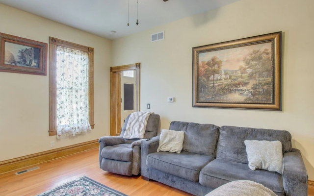 < 1 Mi to Downtown: Historic Dubuque Gem!