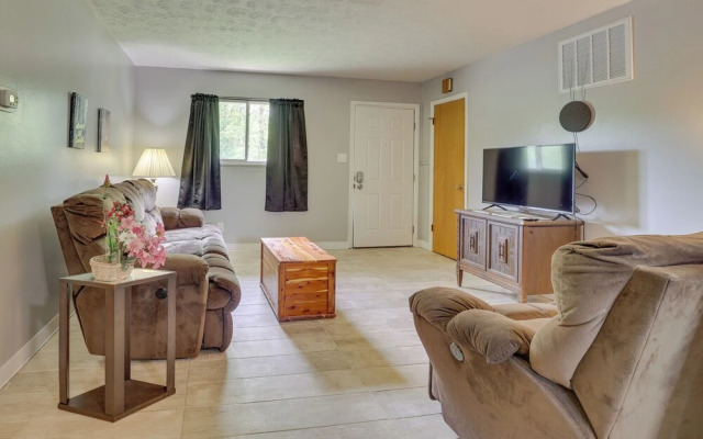 Cozy Youngstown Apartment w/ Central A/C + Heating