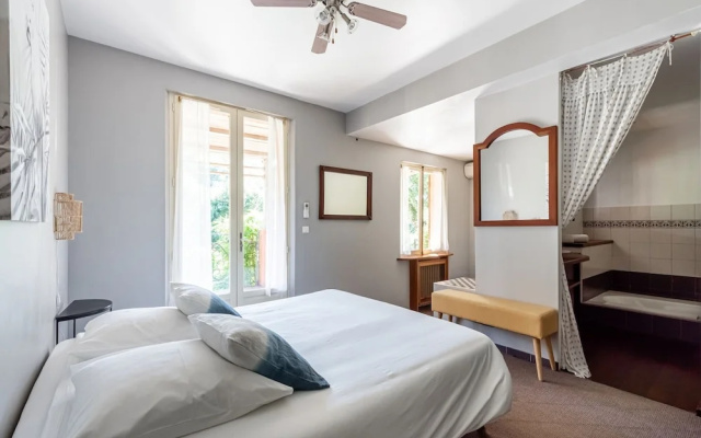 Lavish Holiday Home in La Croix-valmer With Swimming Pool