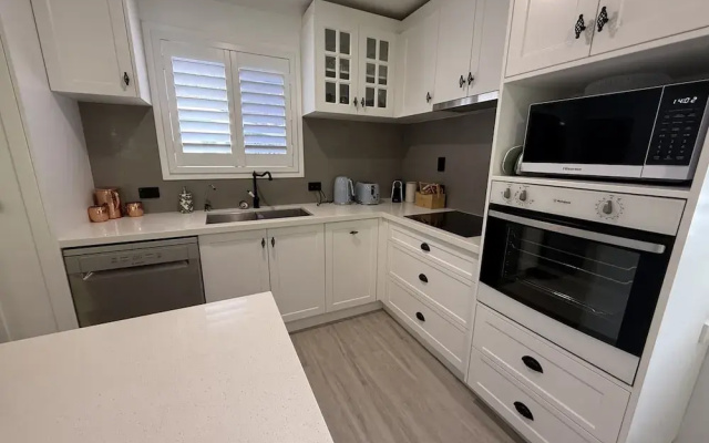 The Palms - Beach Retreat With Pool, Garden, BBQ