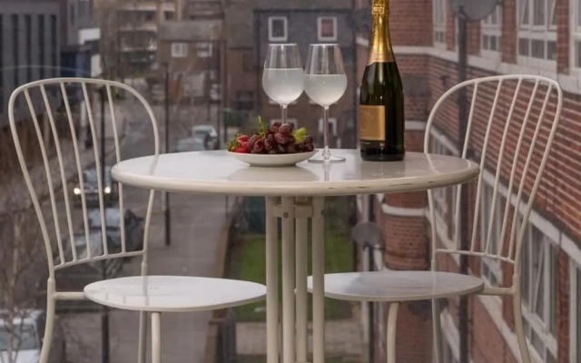 Central Tower Bridge Apartment
