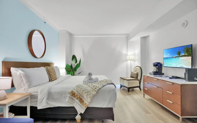Beautiful Blue Gold Studio Ocean View