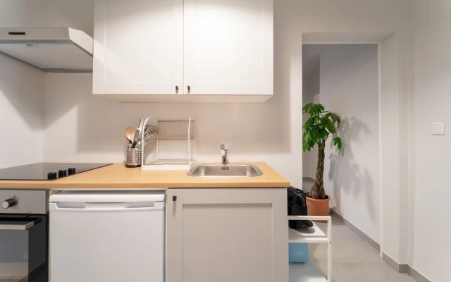 Spacious 2bdr Apt in Beautiful Neighborhood