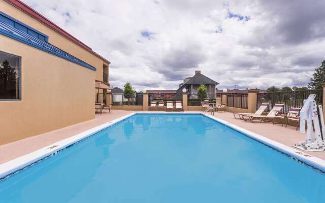 Days Inn & Suites by Wyndham Warner Robins Near Robins AFB