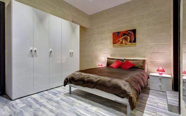 Charming Seafront House In Kalkara