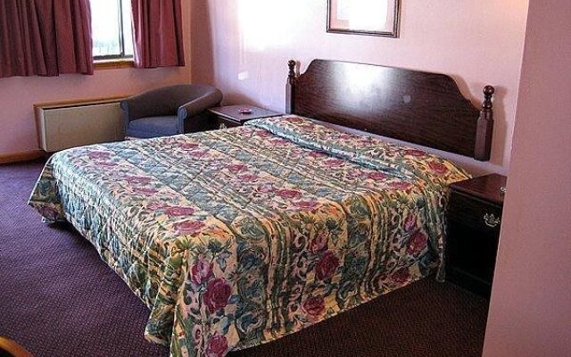 Colonial Inn & Suites