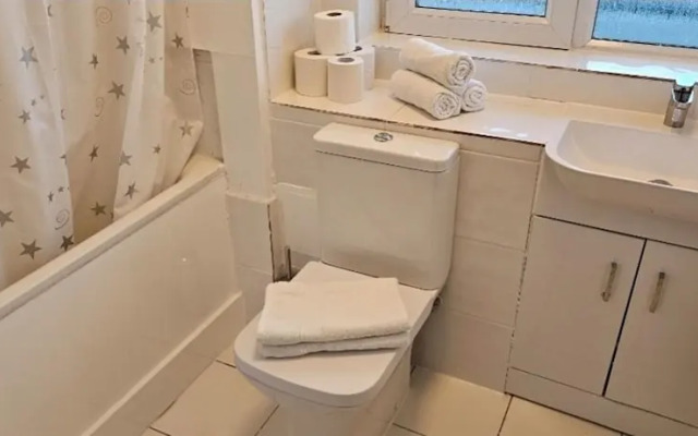 2 Bed Flat - Sleeps 4 - Parking - Balcony - Wifi