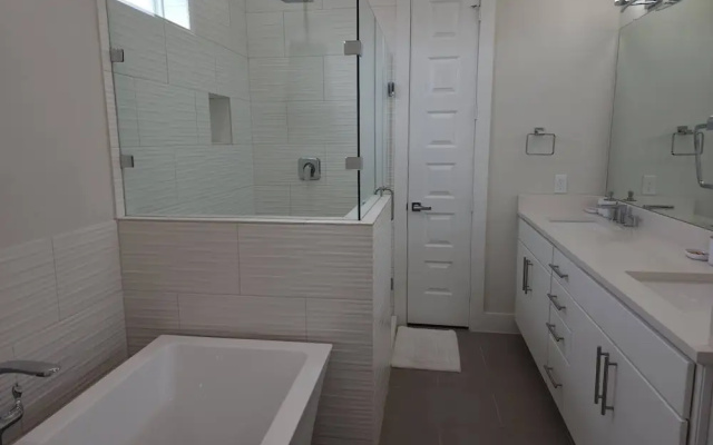 "modern 3bed Townhome. Near Nrg"