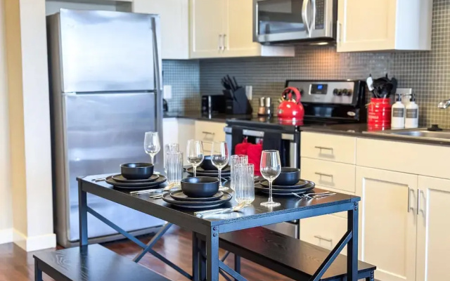 Stylish Getaway W Pool GYM Parking 10 Min to Cedar
