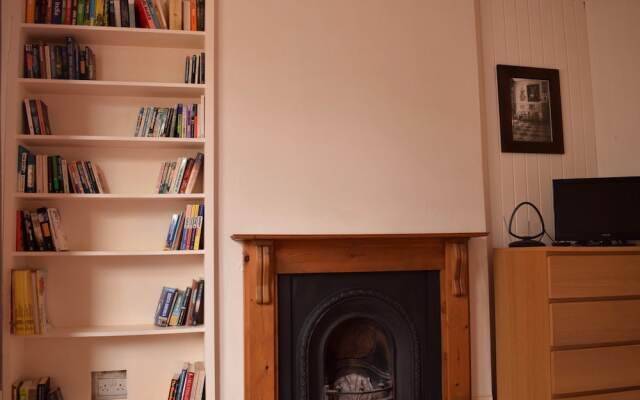 2 Bedroom Flat in Brockley With Garden