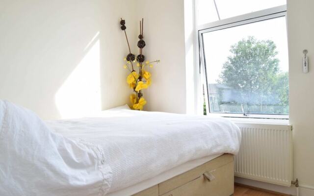 Bright 1 Bedroom Flat in West Hampstead With Balcony