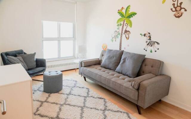 Spacious Family Condo In Swansea, Toronto