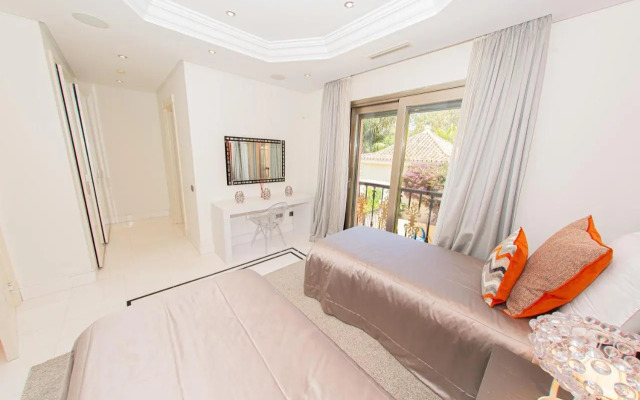Luxury 3BDRS apt. In Mistral Beach with sea views.