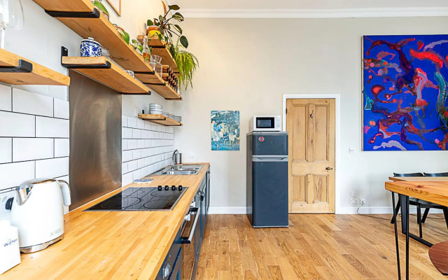 Beautiful Two Bedroom Abode Near Victoria