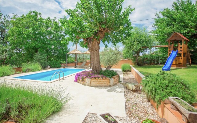 Rustic Villa in Dracevac With Outdoor Pool