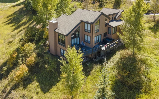 814 Eagle Dr. 4 Bedroom Home by RedAwning